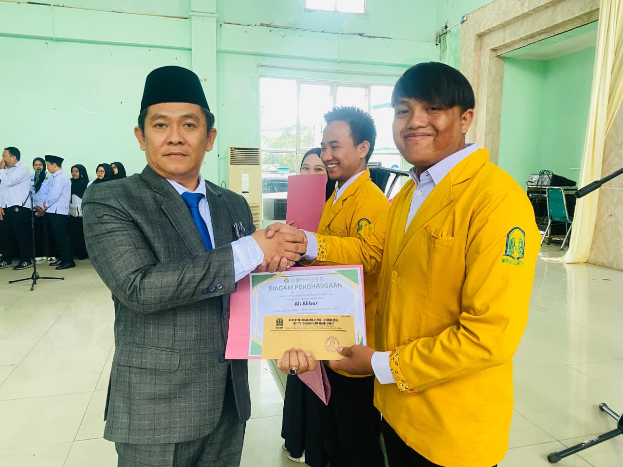 Ali Akbar, Mahasiswa Program Studi Ilmu Al-Qur’an dan Tafsir, Menerima Penghargaan dari Rektor IAIN Curup atas Prestasi Nasional di Lomba Karya Tulis Ilmiah Al-Qur’an 2025